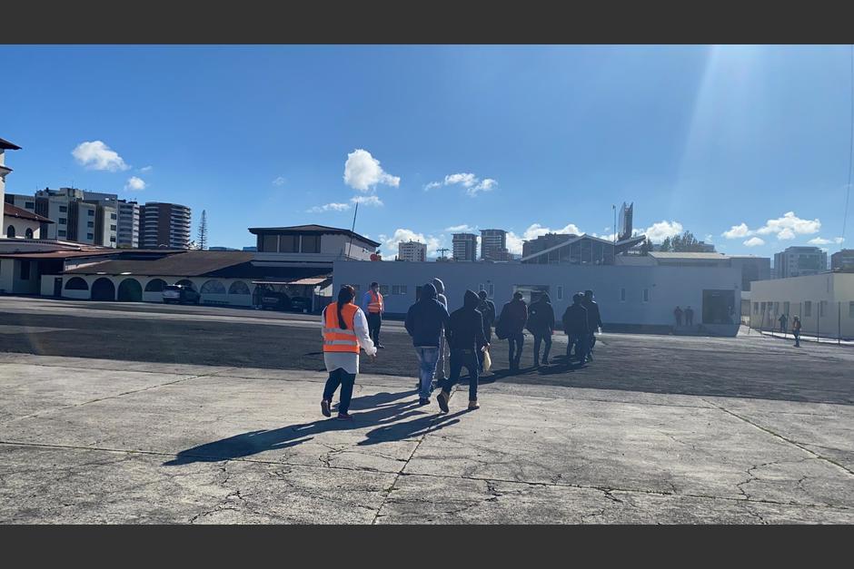 En lo que va del año, más de 2 mil personas han sido retornadas desde México y Estados Unidos por la vía área. (Foto: Migración)