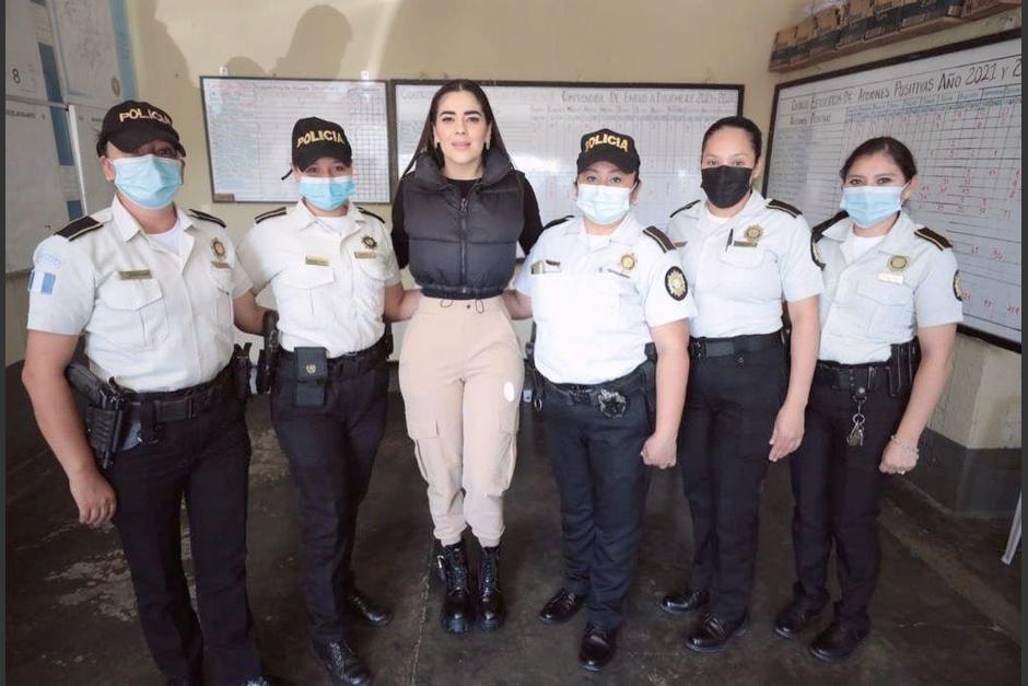 La congresista ha llamado la atenci&oacute;n por las prendas que ha lucido en una reuni&oacute;n con agentes de la PNC. (Foto: Facebook/Patricia Sandoval)