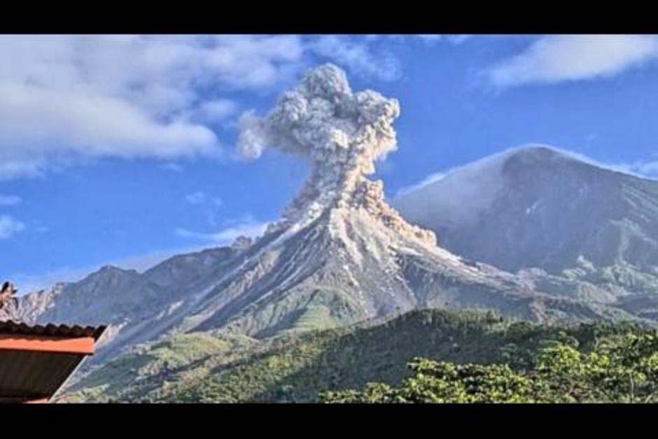 Durante la madrugada de este domingo el volcán presenta actividad. (Foto: archivo/Soy502)