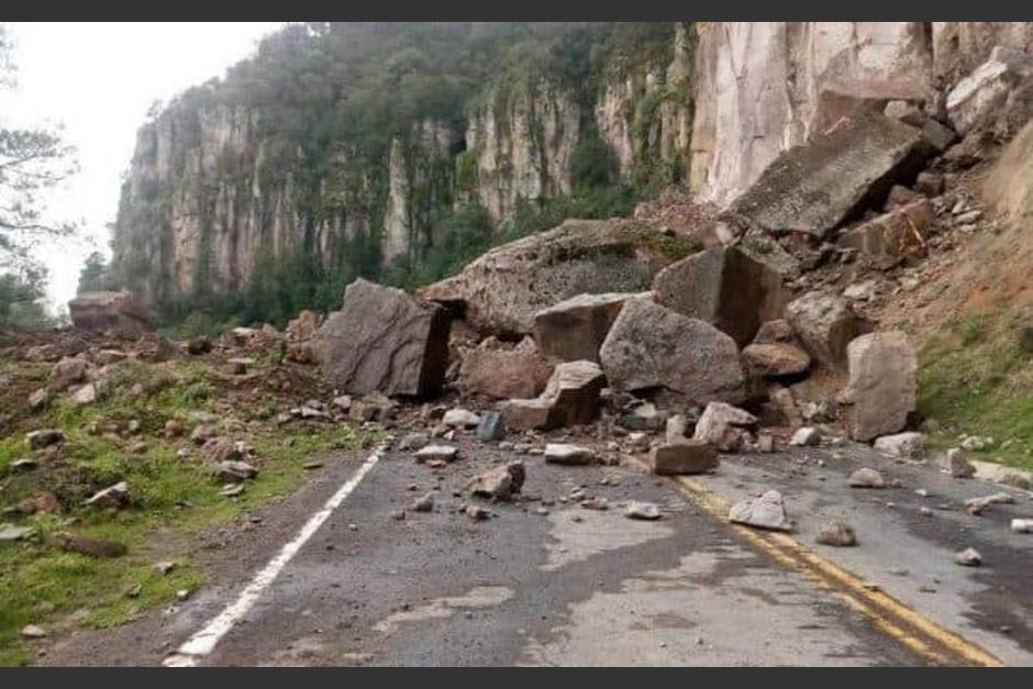 El peligro era latente, pero varios automovilistas cruzaron la v&iacute;a arriesgando la vida. (Foto: La Silla Rota)