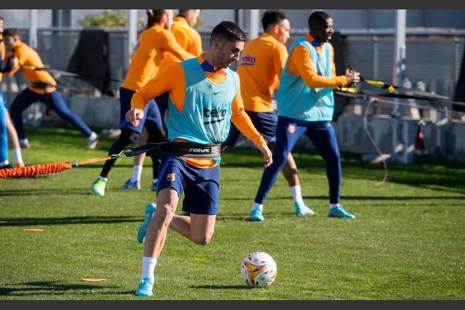 El Barcelona borr&oacute; una foto en la que se observa a Aubameyang entrenando al lado de Demb&eacute;l&eacute;. (Foto: FC Barcelona)