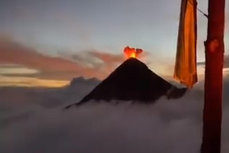 El video fue compartido en redes sociales por un grupo de turistas que acampaba en la cima del volcán Acatenango. (Foto: captura pantalla)&nbsp;