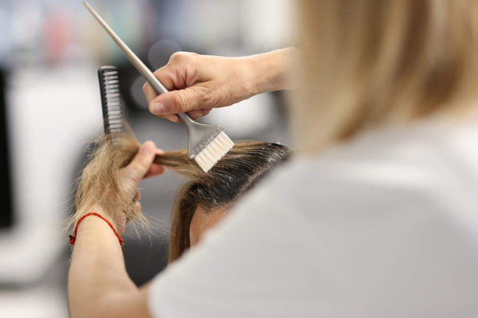 La mujer terminó sin gran parte de su cabello, luego de que le realizaron un mal procedimiento en un salón de belleza. (Foto: Shutterstock)&nbsp;