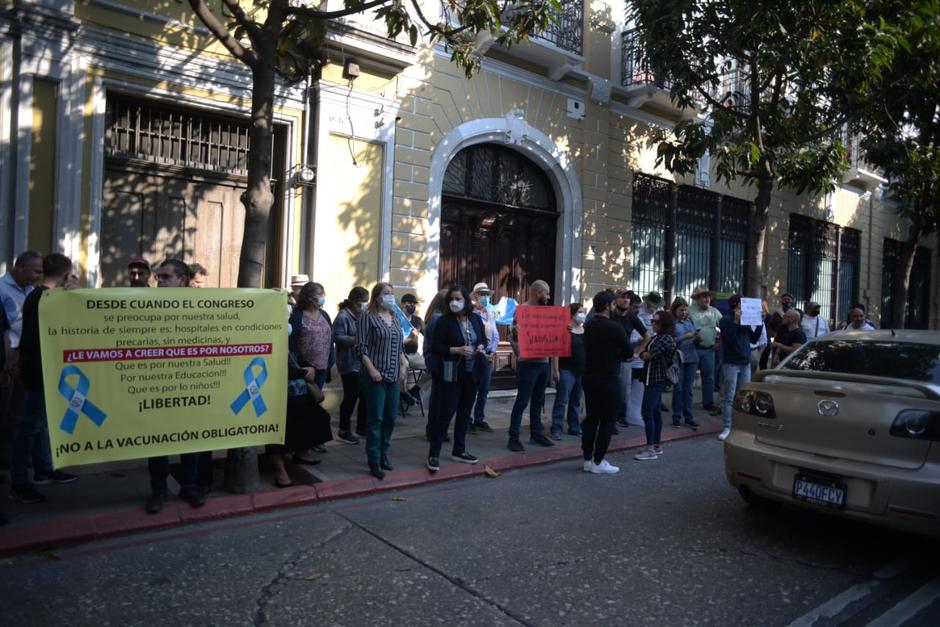 Un grupo de personas realiza una manifestación en las afueras del Congreso, en contra de la Ley de Vacunación Nacional. (Foto: Wilder López/Soy502)