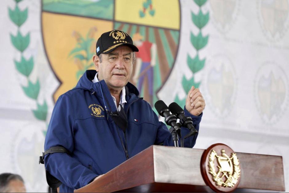 El presidente Alejandro Giammattei asegur&oacute; que "parece patojo" pero es adulto mayor y que su chasis est&aacute; torcido, pero el motor est&aacute; n&iacute;tido. (Foto: @DrGiammattei)