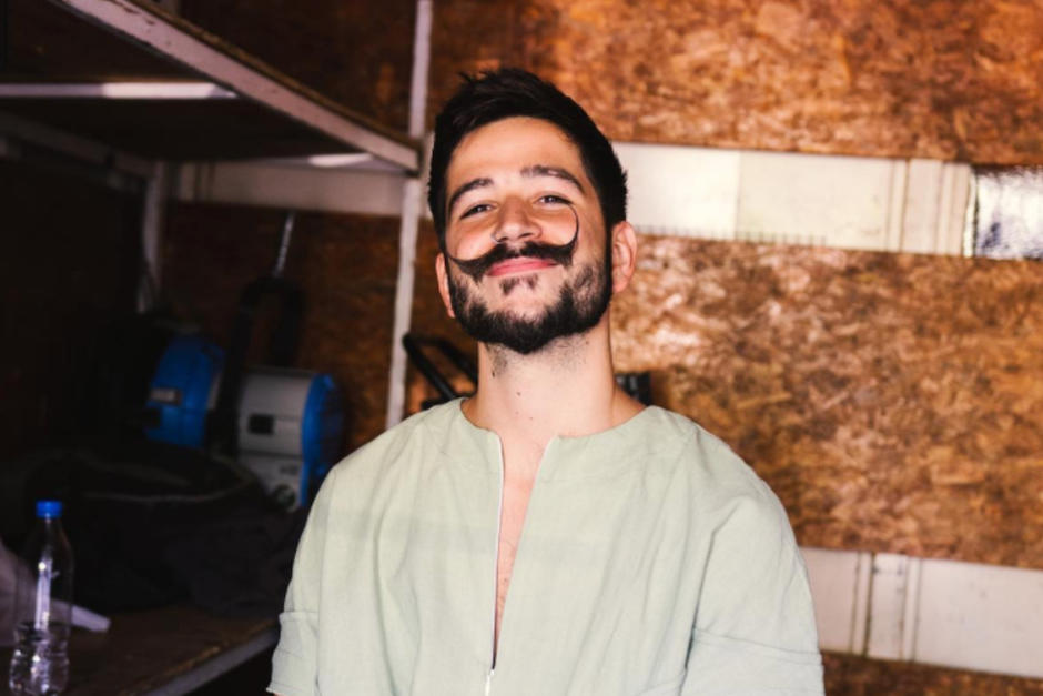 El cantante tuvo un dr&aacute;stico cambio de look. (Foto: Instagram)