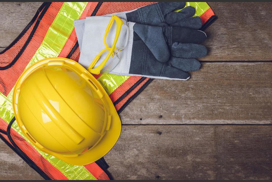 Dos hombres bajan de un carro y con trajes de construcci&oacute;n abren un veh&iacute;culo en la zona 12. (Foto: Shutterstock)