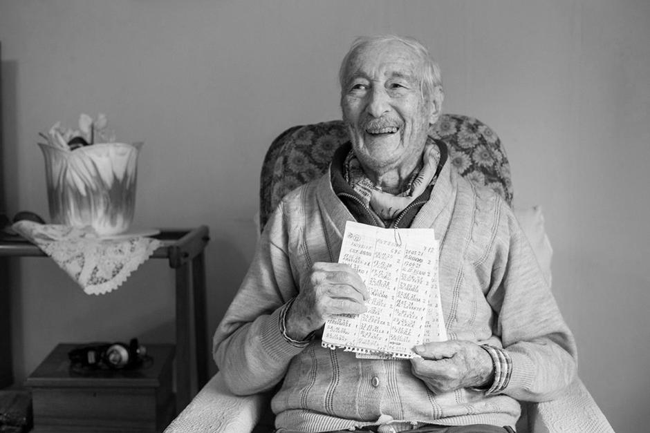 Don Hernán, de 100 años, era fanático de Messi y anotaba todos los goles del argentino. Falleció este sábado 5 de febrero. (Foto: Olé)
