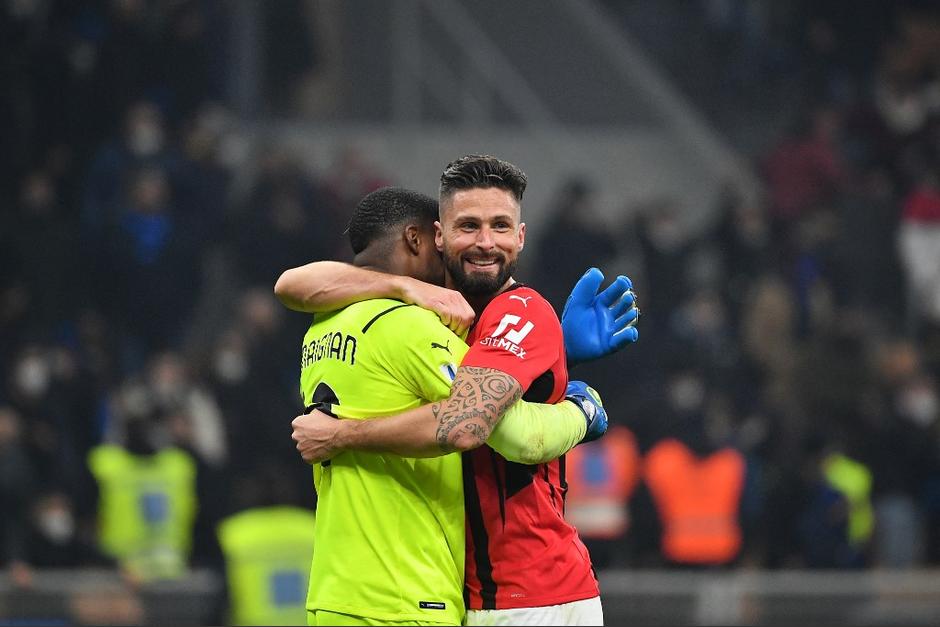 Giroud anotó un doblete en la parte final del derby italiano e inclinó el triunfo hacia el AC Milán venciendo 2-1 al Inter de Milán. (Foto: AFP)