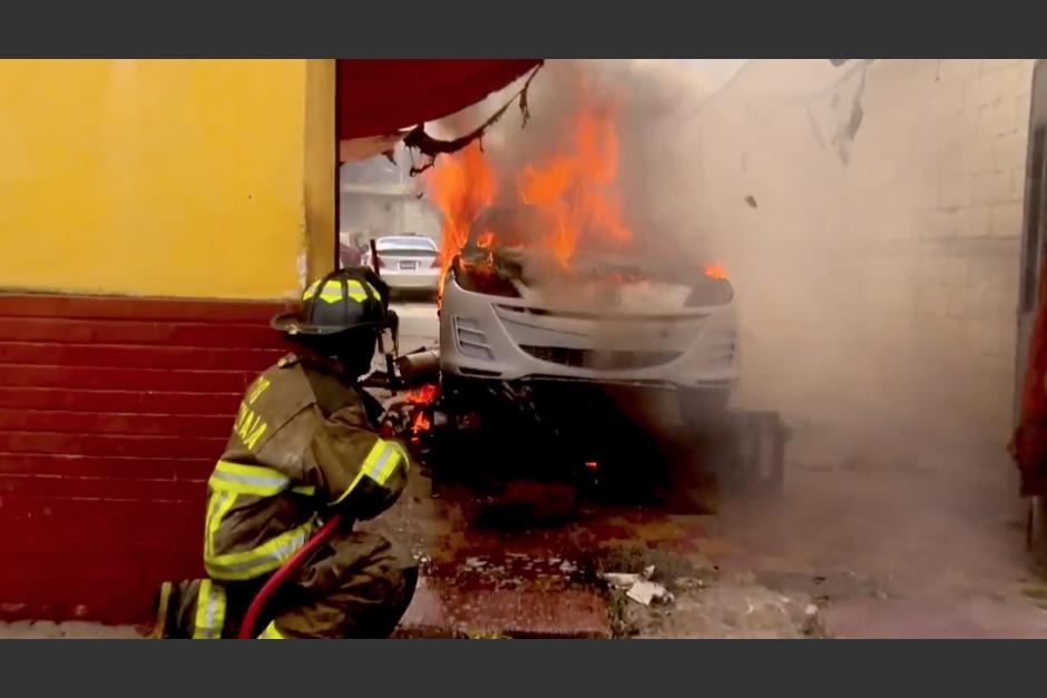 Un incendio se registr&oacute; en un taller de la zona 5, en donde dos personas sufrieron quemaduras de primer grado. (Foto: captura de video)