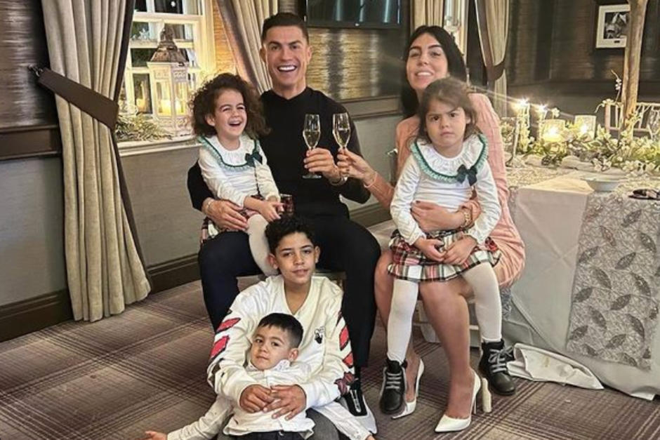Cristiano pasó su cumpleaños en casa con un pastel. (Foto: instagram)