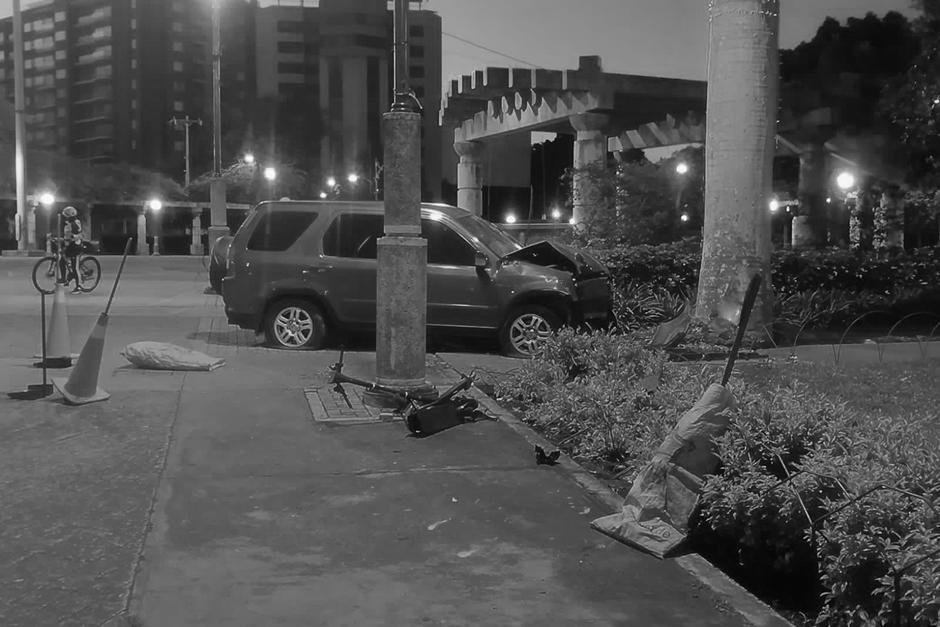 Conductor muere en el hospital, tras chocar con una estructura dentro de la Plaza Obelisco. (Foto: Amílcar Montejo/PMT)