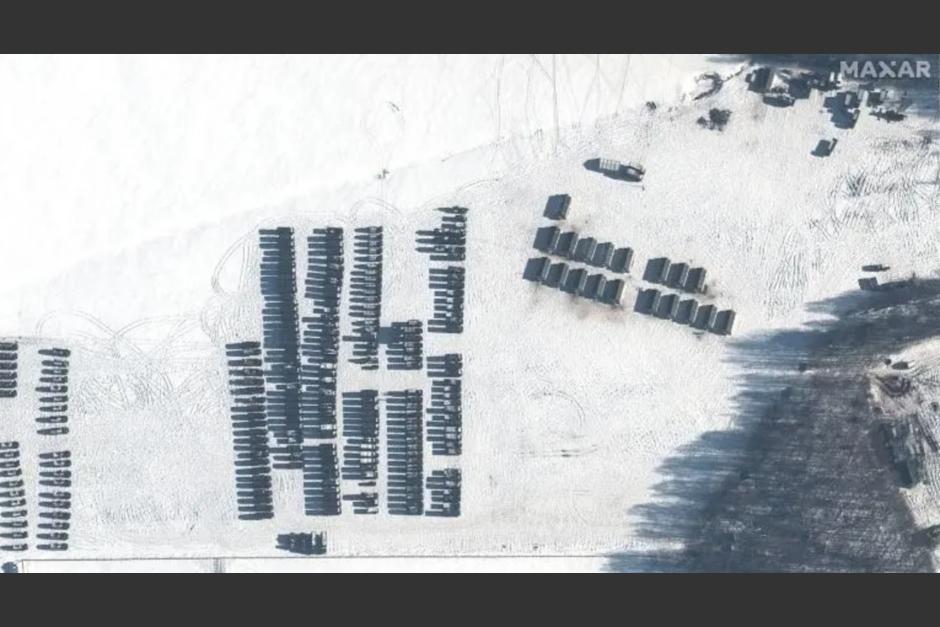 Esta fotografía muestra lo que fue un despliegue ruso cerca de Yelsk el sábado, según Maxar. (Foto: Maxar)