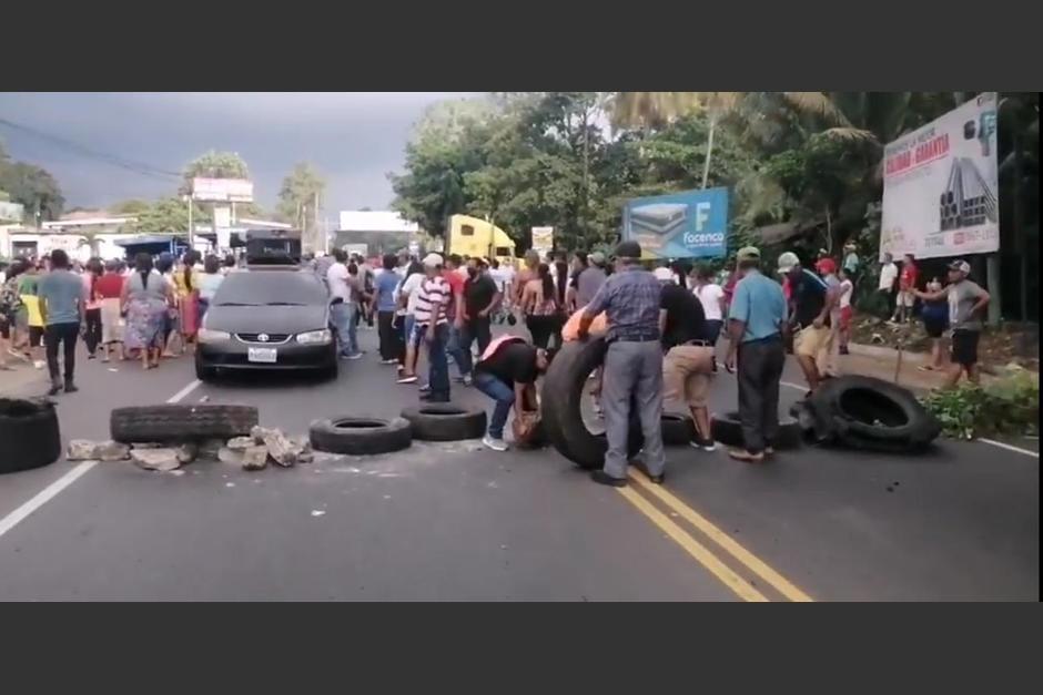 Vecinos de cinco municipios bloquearon la CA-2 en jurisdicci&oacute;n de Suchitep&eacute;quez para pedir que se solucionen los problemas de energ&iacute;a el&eacute;ctrica. (Foto:&nbsp;@viniciogutierr3)&nbsp;