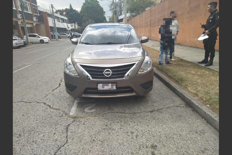 Un conductor y su acompa&ntilde;ante se quedaron dormidos en un veh&iacute;culo en plena avenida Reforma. (Foto: Polic&iacute;a Municipal de Tr&aacute;nsito de la Ciudad de Guatemala)