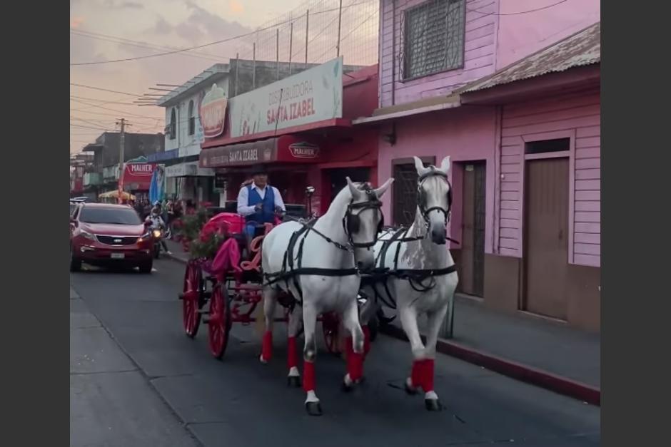 Quinceañera recorre las calles y avenidas del centro de Escuintla y llama la atención de los vecinos. (Foto: captura de video)