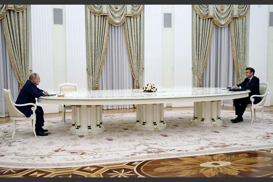Los presidentes de Rusia y Francia sostienen una reuni&oacute;n, en una peculiar mesa, para dialogar sobre el conflicto entre Rusia y Ucrania. (Foto: AFP)
