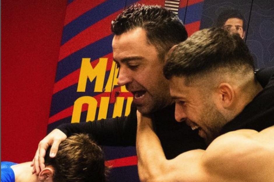Xavi Hernández celebró en el vestuario del Barcelona tras el triunfo ante el Atlético de Madrid. (Foto: Instagram)