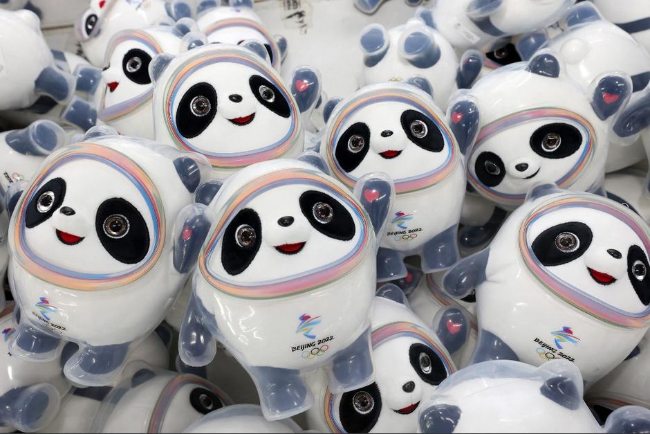 Bing Dwen Dwen, un adorable oso panda sobre patines de hielo, es el nombre de la mascota oficial de estos Juegos. (Foto: AFP)