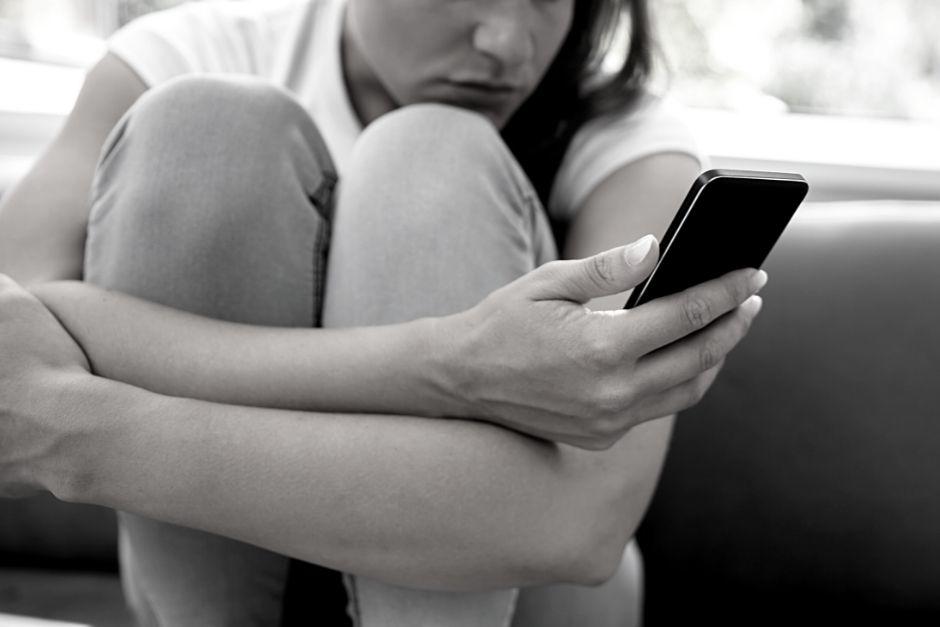 El hombre chantajeaba con difundir videos y fotograf&iacute;as &iacute;ntimas de su exnovia, una joven de 17 a&ntilde;os. (Foto ilustrativa: Shutterstock)