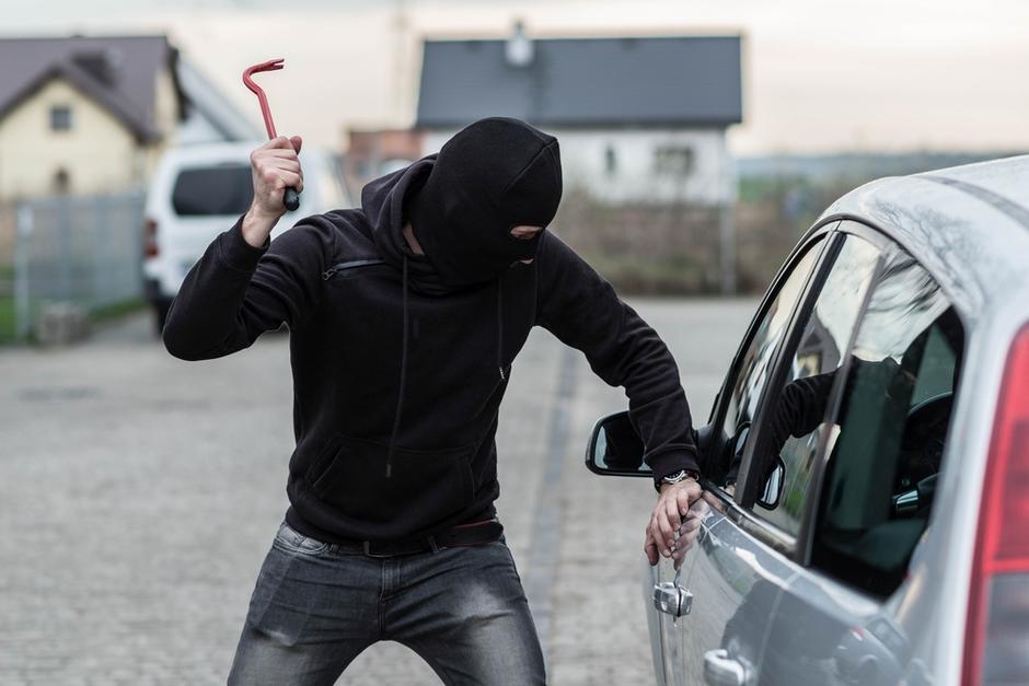 Los ladrones propinaron puñetazos y patadas al hombre que no se opuso al robo de su carro. (Foto: Shutterstock)