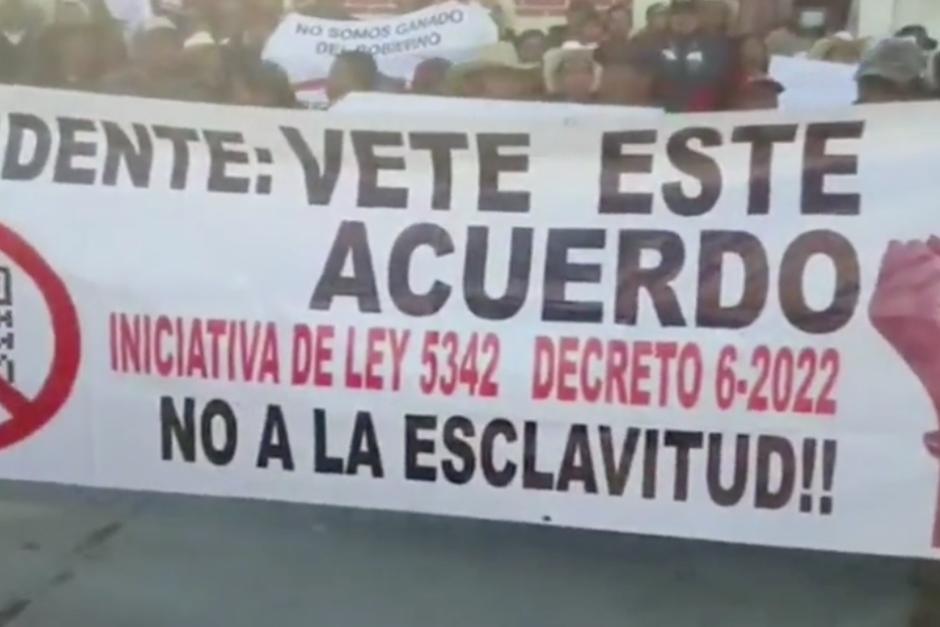 Un grupo de pobladores de Tacaná protestó frente al puesto de vacunación. (Foto: captura de video)&nbsp;