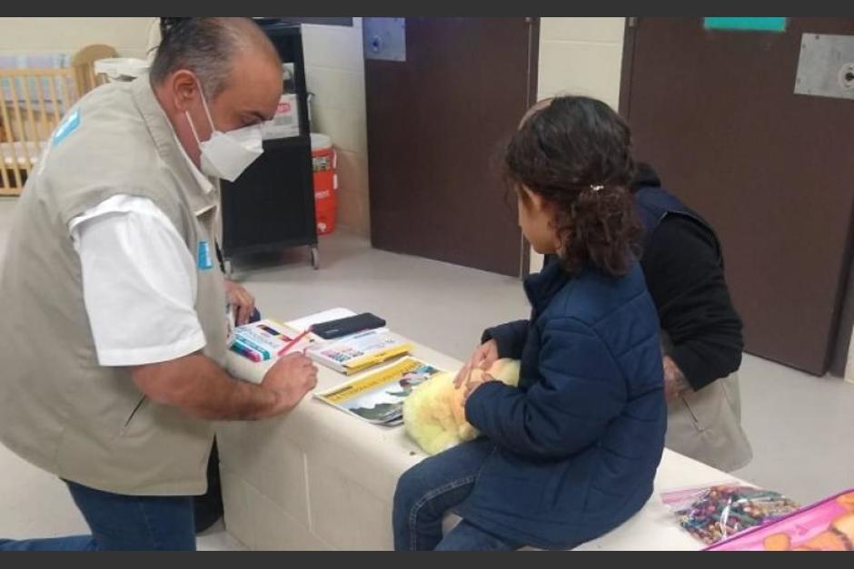 Una niña guatemalteca fue localizada sola tras ser abandonada por un grupo de migrantes con los que viajaba. (Foto: Ministerio de Relaciones Exteriores)
