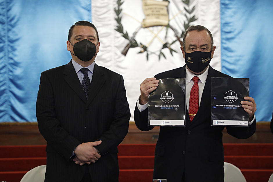 El comisionado Anticorrupción, Óscar Dávila, junto al presidente Alejandro Giammattei, al finalizar la entrega del segundo informe anual y el cuarto trimestral de la Comisión Presidencial contra la Corrupción. (Foto: Presidencia)