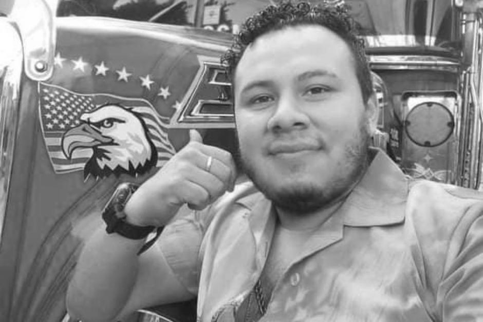 C&eacute;sar Andr&eacute; Pereira de 23 a&ntilde;os muri&oacute; al caer de la parrilla de la camioneta donde era ayudante. (Foto: redes sociales)&nbsp;