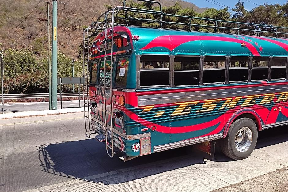 El piloto del bus no se percat&oacute; que el ayudante a&uacute;n no bajaba de la parrilla. (Foto: Facebook Panorama Informativo)&nbsp;