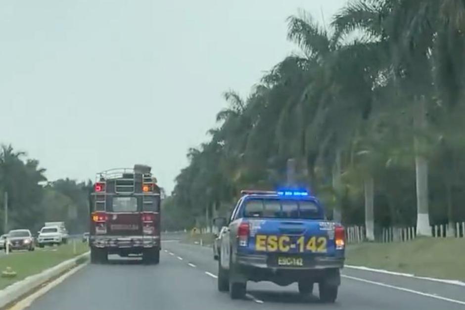 La patrulla captada durante la persecuci&oacute;n al bus de los transportes Esmeralda. (Foto: captura de video)&nbsp;