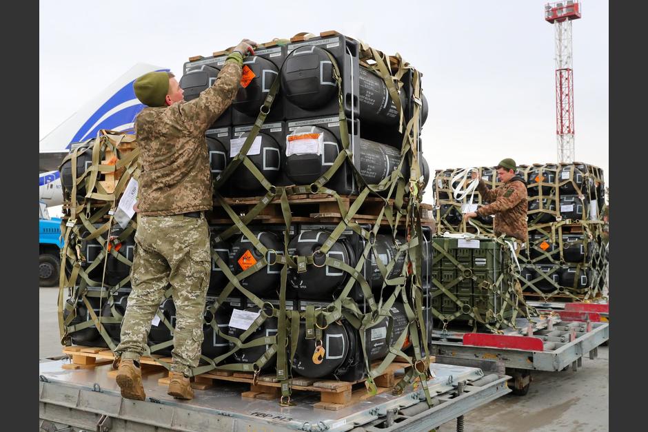 EE.UU. env&iacute;a toneladas de jabalinas, municiones y asistencia defensiva para apoyar a Ucrania. (Foto: US Embassy Ukraine)