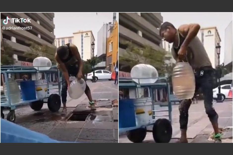 Vendedor ambulante es captado sacando agua de un drenaje. (Foto: Captura de pantalla)