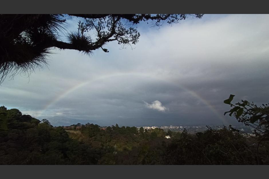 Durante la mañana de este domingo 13 de febrero un arcoíris sorprendió a los guatemaltecos. (Foto: Wilder López/ Soy502)