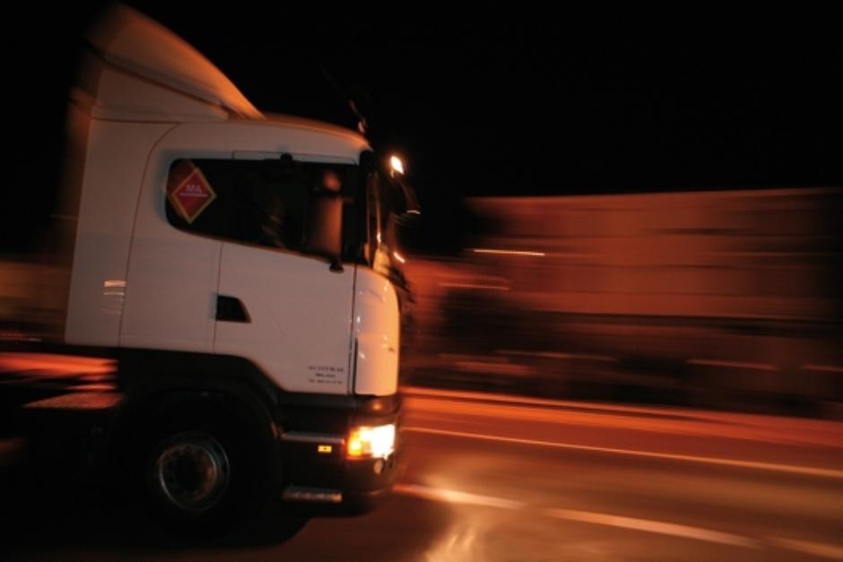 Un hombre logr&oacute; evitar que el piloto ebrio siguiera manejando el cami&oacute;n. (Foto ilustrativa / camionactualidad.es)&nbsp;