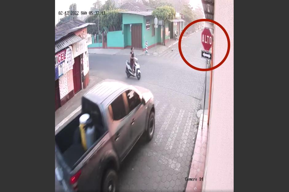 El piloto del pickup se pas&oacute; el alto. (Foto: captura de video)&nbsp;