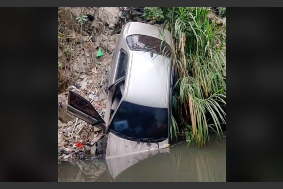 El carro cayó directo al río. (Foto: captura de pantalla)