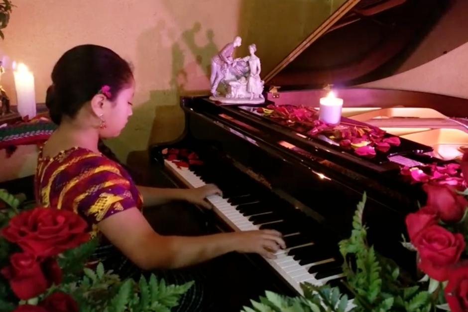 La pianista kaqchikel sigue sorprendiendo con sus interpretaciones. (Foto: captura de video)&nbsp;