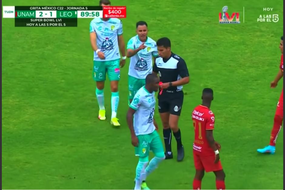 El suceso ocurri&oacute; en la parte final del juego, pese a que Le&oacute;n iba perdiendo y pudo aprovechar la ventaja. (Captura Video)