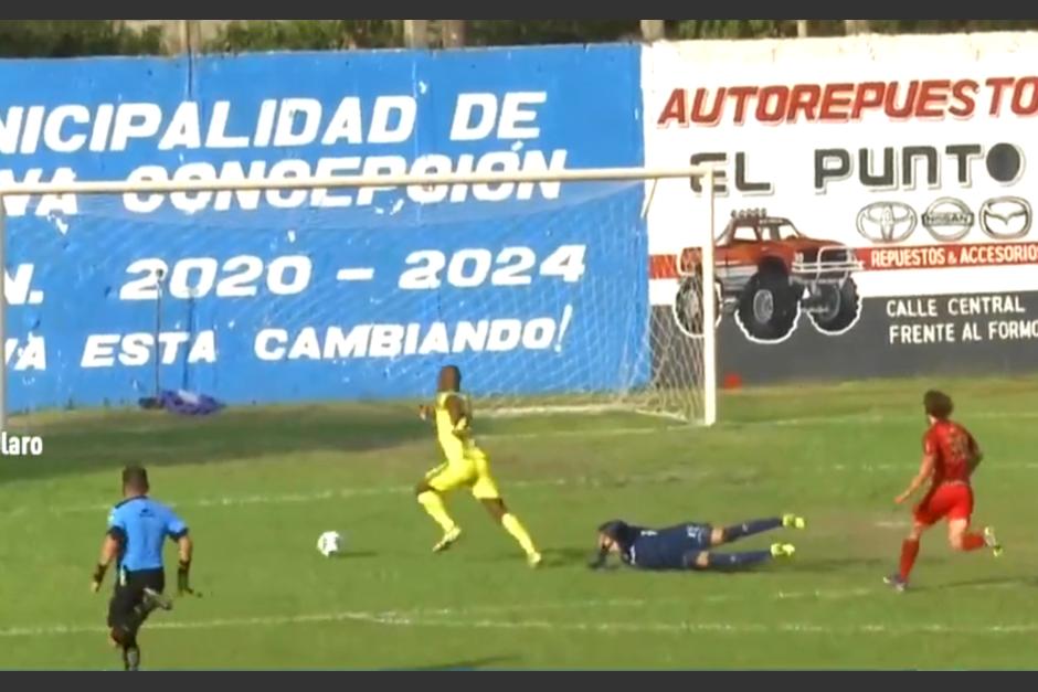 Aelcio dos Santos no pudo controlar la pelota y falló un gol casi asegurado para la Nueva Concepción. (Captura Video)
