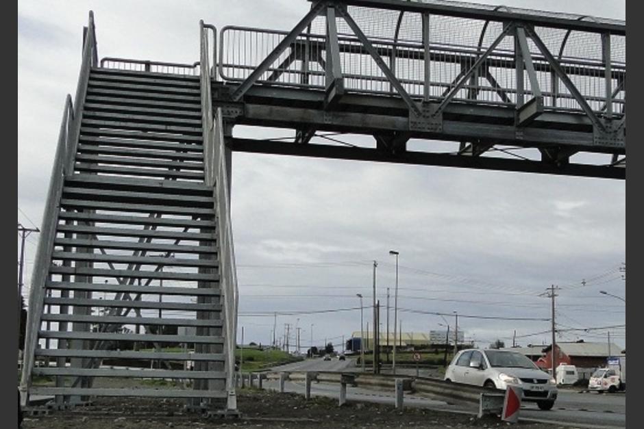 La manta con una dedicatoria del d&iacute;a del cari&oacute; colocada en una pasarela de Cob&aacute;n, acapar&oacute; la atenci&oacute;n este 14 de febrero.&nbsp; &nbsp; (Foto: Ciudad Accesible)&nbsp;