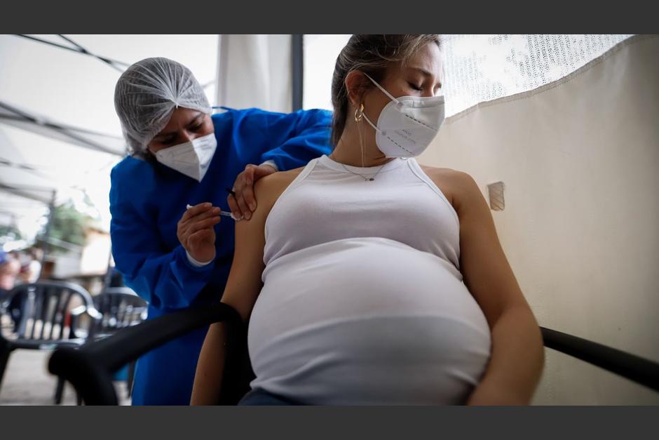 Vacunar a embarazadas contra covid protege a beb&eacute;s de ser hospitalizados, revela estudio publicado este martes. (Foto ilustrativa:&nbsp;www.federacion-matronas.org)