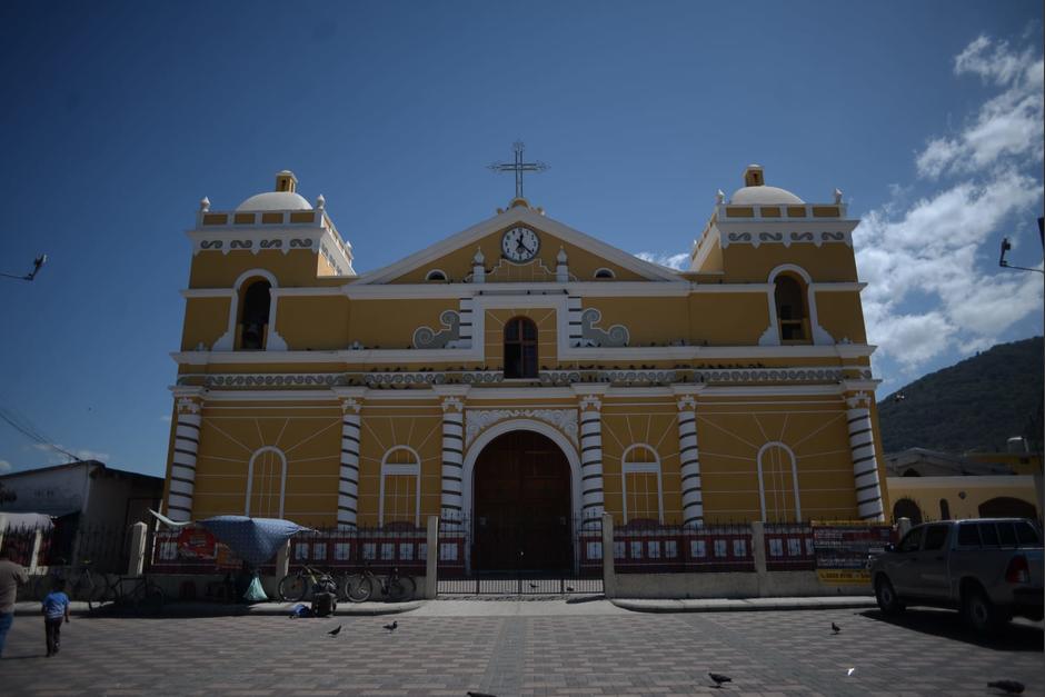 La iglesia católica de Amatitlán sufrió daños en su estructura tras el fuerte sismo. (Foto: Wilder López/Soy502)