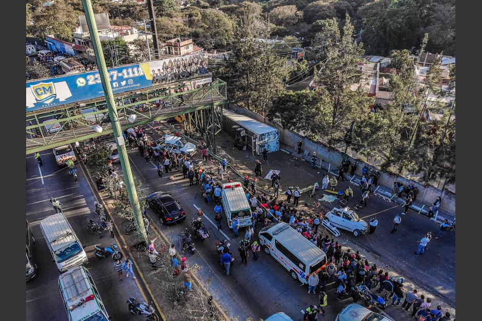 Dos personas murieron y más de diez resultaron heridas en un accidente de tránsito que se registró en la ruta Interamericana. (Foto: Cruz Roja Guatemalteca)