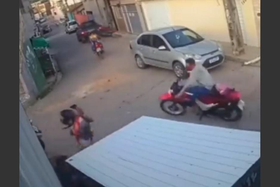 El hombre lanzó con todas su fuerzas su casco a un asaltante para detener que se llevar la moto de su amigo. (Foto: captura de pantalla)&nbsp;