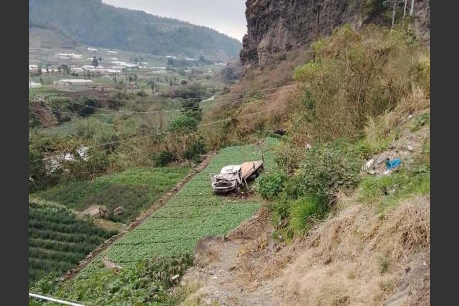 Un camión cayó a un barranco en cercanías del túnel ubicado en Zunil, Quetzaltenango. (Foto: La Voz de Xela)