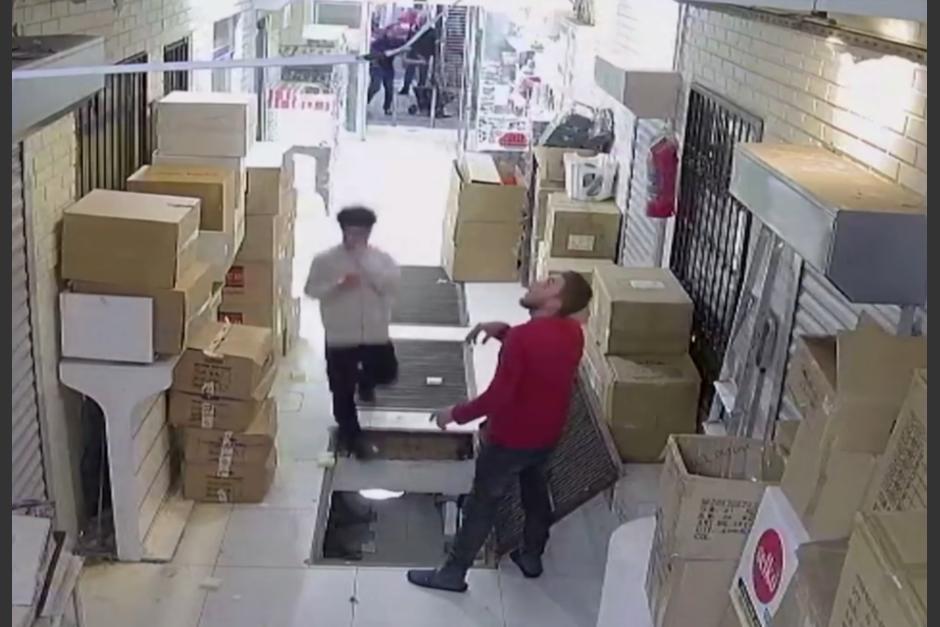 El hombre camina distra&iacute;do y no se da cuenta que hay un agujero en el piso. (Captura video)