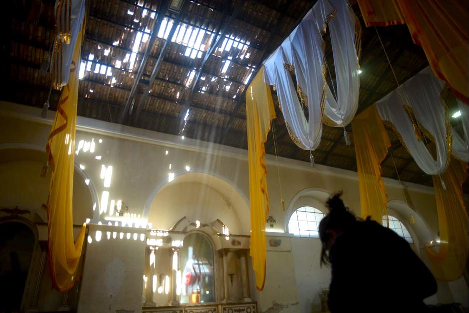 El techo de la iglesia sufrió daños tras el&nbsp; temblor, por lo que permanecerá cerrada por tiempo indefinido. (Foto: Wilder López/Soy502)