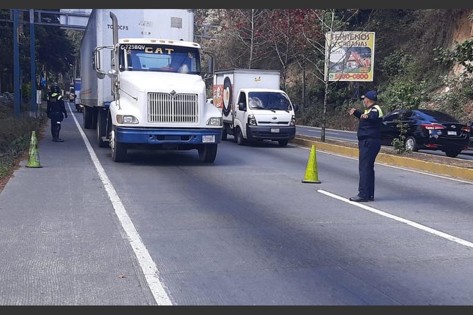 Agentes de la PMT realizan operativos para que el transporte pesado y de pasajeros se desplace por la derecha. (Foto: Muni Mixco)