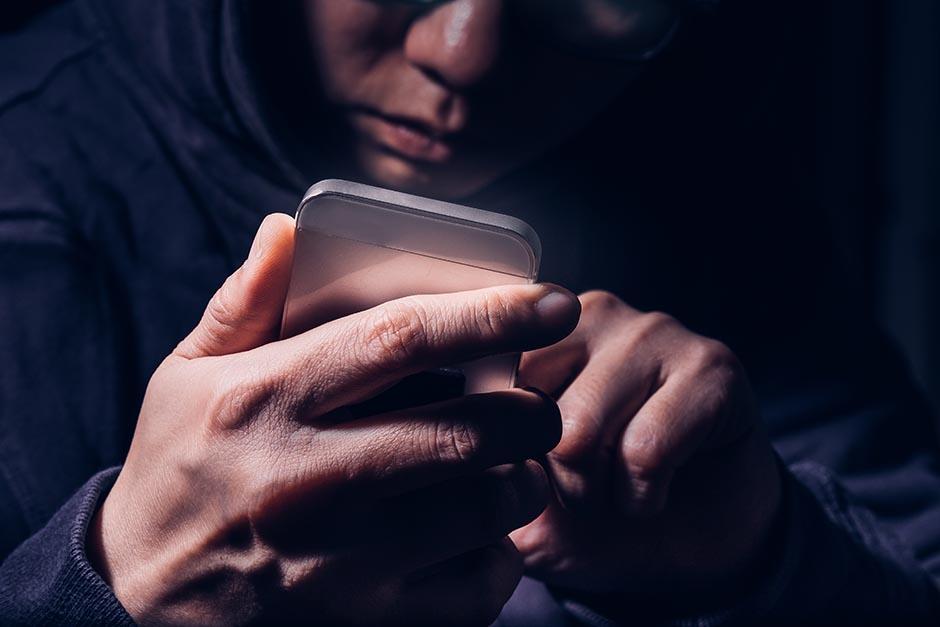 El Congreso modific&oacute; el C&oacute;digo Penal y aument&oacute; las penas de prisi&oacute;n para las personas que pidan fotos a menores de edad. (Foto ilustrativa: Shutterstock)&nbsp;